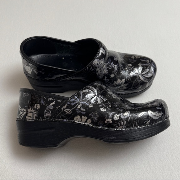 Dansko Black Floral Metallic Print Patent Leather Clogs Size 37 US Size 6.5 - 7 - Picture 10 of 12